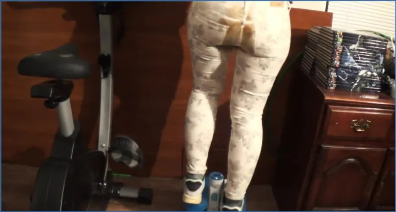 DirtyBetty lors de l'entraînement au caca avec un string souillé - vidéo fétiche