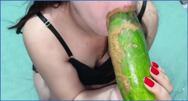 Casal Fist et la combinaison chaude entre concombre et noix de coco - vidéo scato