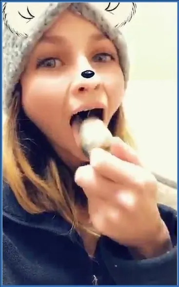 LilbuttLex lèche son plug anal après le jeu anal - vidéo scato