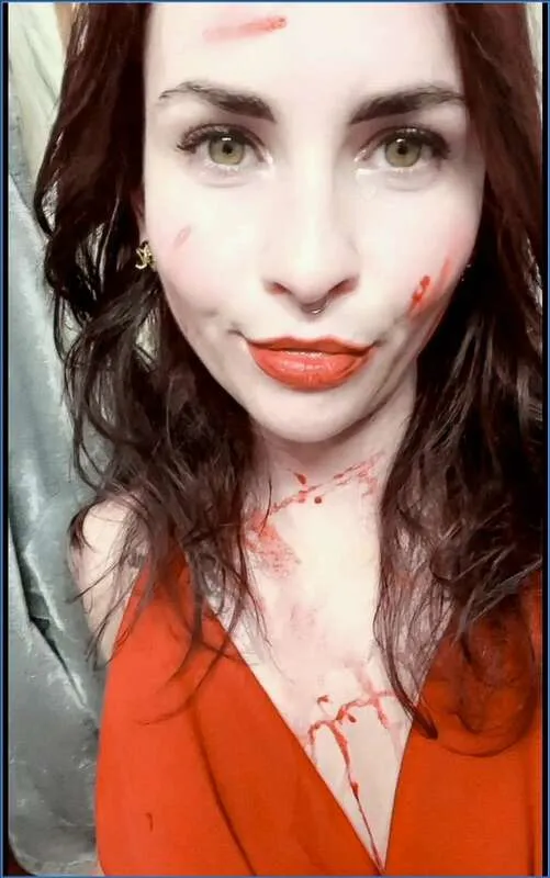 LilbuttLex lèche son plug anal dans la salle de bain lors de la fête d'Halloween - vidéo fétiche