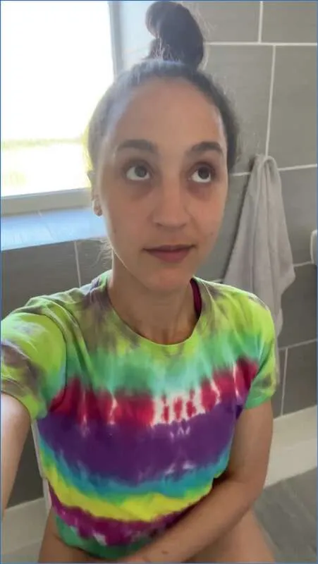 Ella Dearest laisse échapper une cargaison de scato silencieuse sur le trône - vidéo fétiche