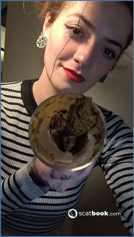 Malafalda présente un jeu de scato sale derrière du verre sombre - vidéo fétiche