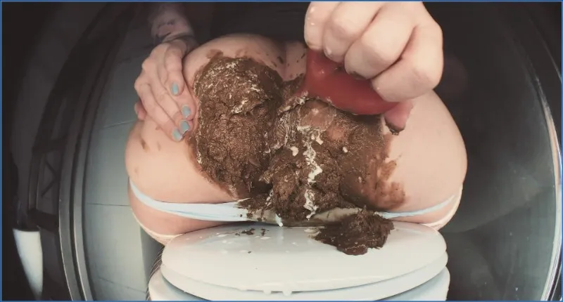 Sweet Betty Parlour salit son string blanc avec du scato - vidéo scato