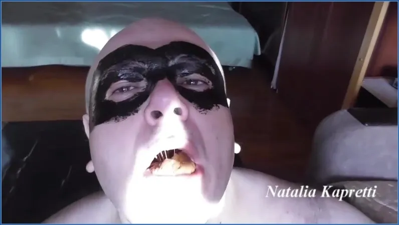 Natalia Kapretti remplit le pot avec de la pisse, de la merde, du vomi et des glavious - vidéo scato