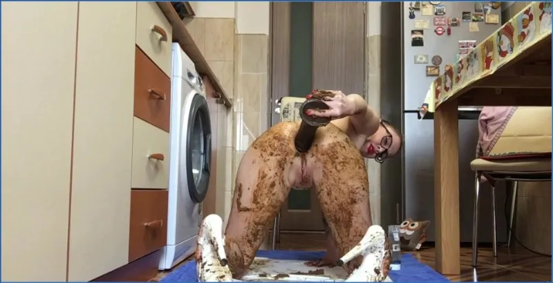 Ella Gilbert s'enduit de caca sur tout le corps - vidéo scato