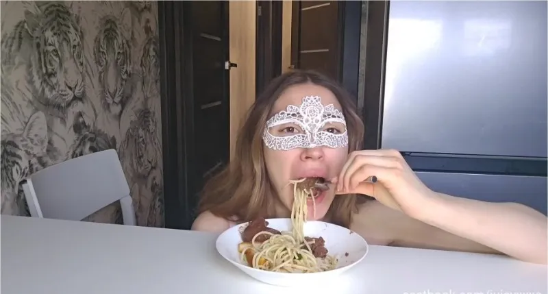 Juicy XXXO et sa sale Spaghetti Time avec Scato - vidéo scato
