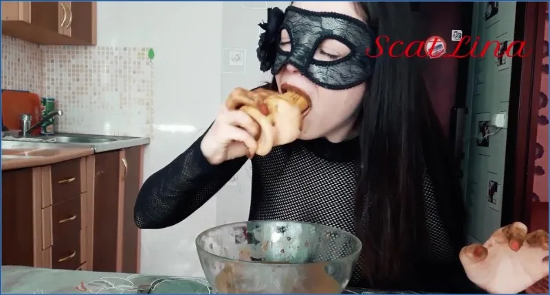 Scat Lina prépare une soupe avec des matières fécales et se régale - vidéo scato
