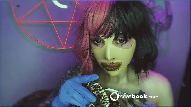 Sweet Betty Parlour sert à son esclave une nourriture bien spéciale - vidéo scato