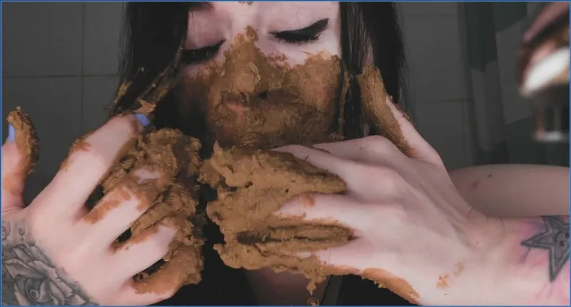 DirtyBetty joue le rôle de bébé pervers avec son propre scato - vidéo fétiche