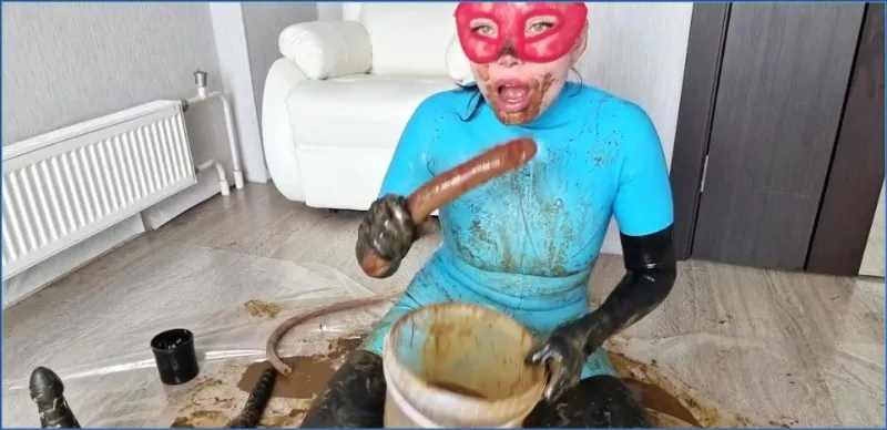 Scatlina en tenue latex s'amuse avec 11 monticules de scat - vidéo scato