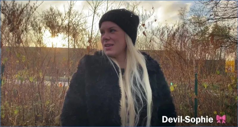 Devil Sophie doit vite chier sur le parking du McDonald's - vidéo fétiche