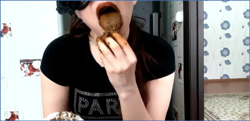 Dirty Betty chie et pisse dans sa culotte et avale tout - vidéo fétiche