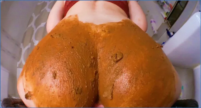 DirtyBetty fait caca et chevauche son gode-dragon - vidéo scato