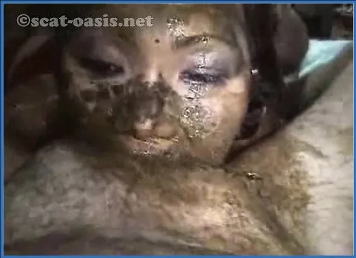 Honey Bee s'abandonne au sexe scato et se salit avec des matières fécales et de la pisse - vidéo fétiche