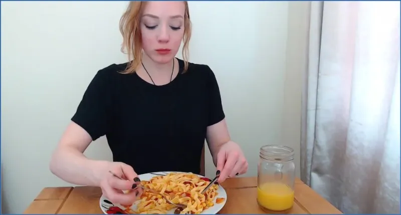 Spankmepink fait sortir son scato frais en s'écrasant le visage - vidéo fétiche