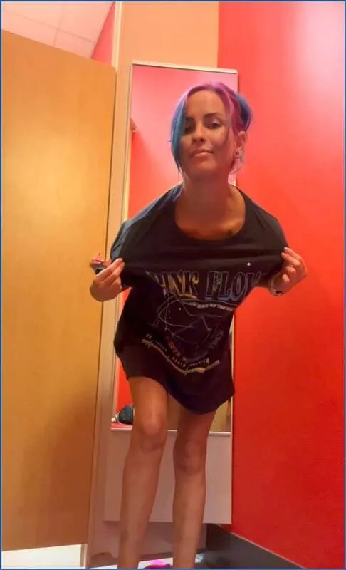 LilbuttLex joue avec des boules anales dans le vestiaire - vidéo fétiche