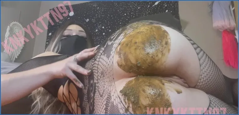 KnkyKttn97 s'enduit de brune purée sur son joli fessier - vidéo fétiche