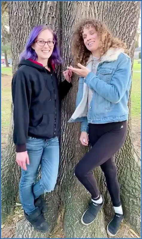 VibeWithMolly et une seconde MILF en action publique: flashage et pisse - vidéo fétiche