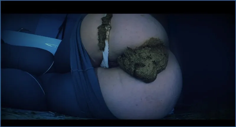 Sweet Betty Parlour s'introduit clandestinement la nuit dans sa culotte - vidéo scato