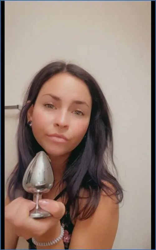 LilbuttLex nettoie son plug anal deux fois en bouche - vidéo fétiche
