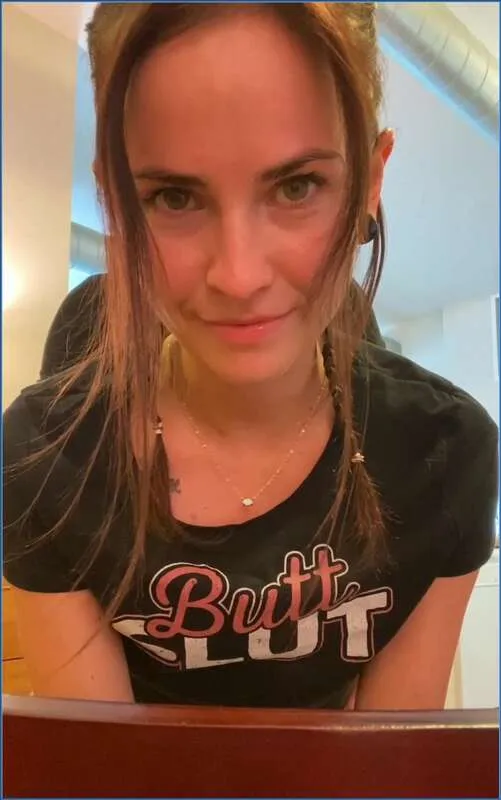 LilbuttLex se fait inonder d'urine anale dans le cul première partie - vidéo fétiche