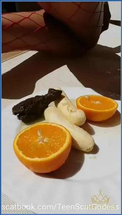 Godess Kink remplit le saladier de fruits avec du scato frais - vidéo scato