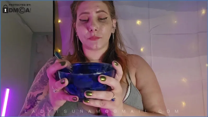Lady Tsunam sert du scato généreux avec une selle impressionnante - vidéo fétiche