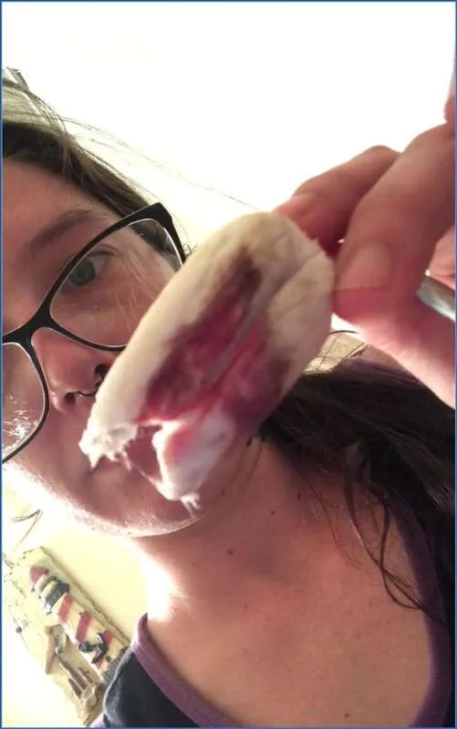 Missellie étale son scato et boit son propre urine - vidéo fétiche