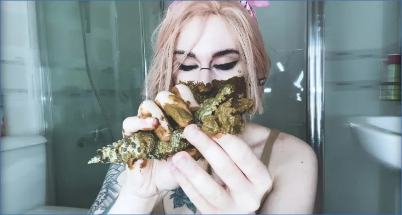 Sweet Betty Parlour s'éclate avec un jouet crocodile et du scato - vidéo scato