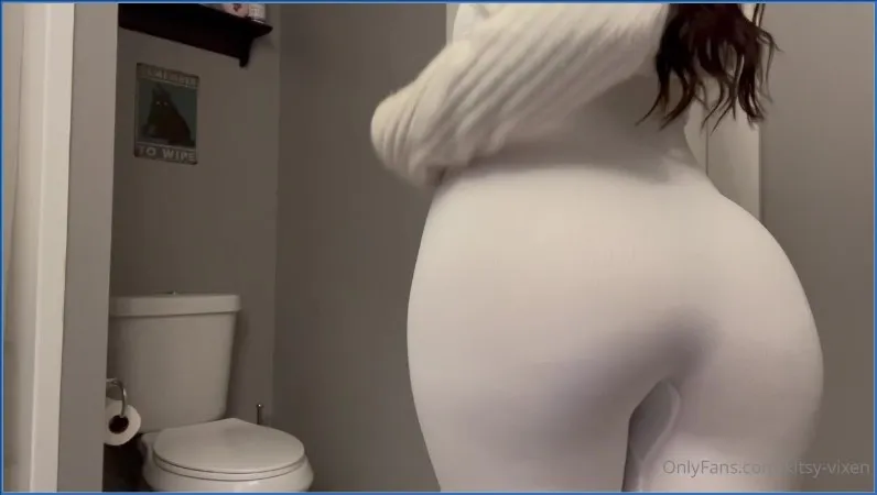 Scat de Reine Kitsy's: Lâchant des vents libres lors du yoga - vidéo fétiche