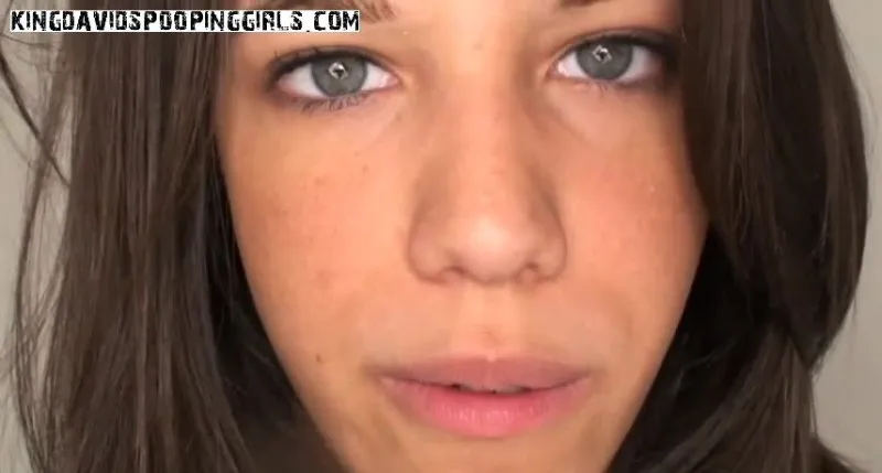 Alina se soulage d'un gros tas sur la pelouse - vidéo fétiche