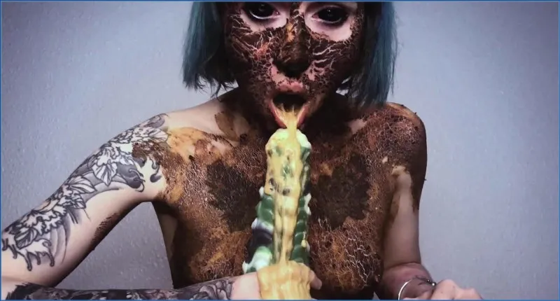 DirtyBetty se fait vomir et s'enfourne le poing dans la bouche - vidéo fétiche