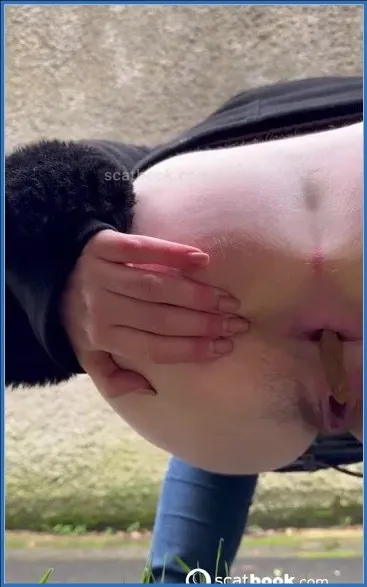Miss Poop cède à un besoin urgent lors d'une promenade en forêt - vidéo fétiche